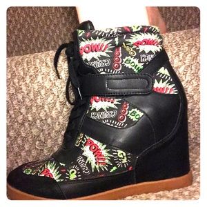 Tennis shoe style wedge heel comic design